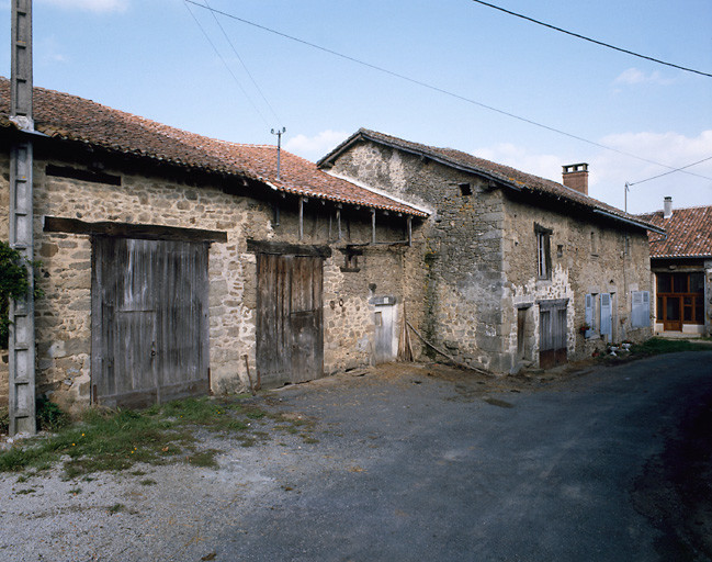 Vue d'ensemble d'une grange-étable à la Graulière.