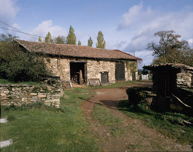 Grange-étable et puit situés à la Roussille.