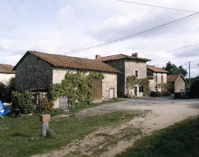 Le Bourneuil. Ferme en éléments dissociés ; logis avec façade dans mur de coupe. Cadastre de 1981, section D2, parcelle 293, 1279.