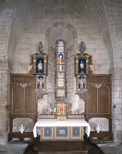 Autel ; tabernacle ; deux éléments de retable, 5 statues : anges priants, anges adorateurs, saint prêtre