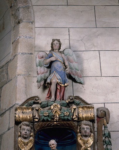 Deux éléments de retable, 5 statues : anges priants, anges adorateurs, saint prêtre