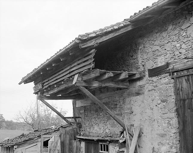 Détail d'un auvent de grange à Mont-Cocu.