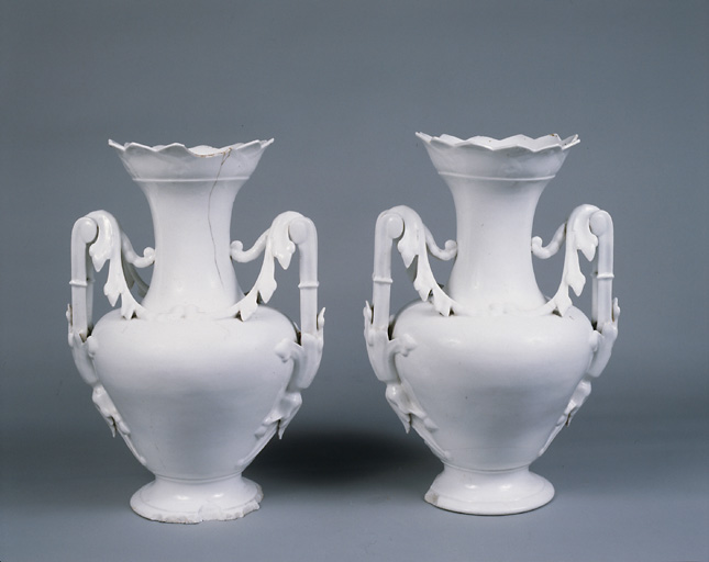 Ensemble de deux vases en porcelaine.