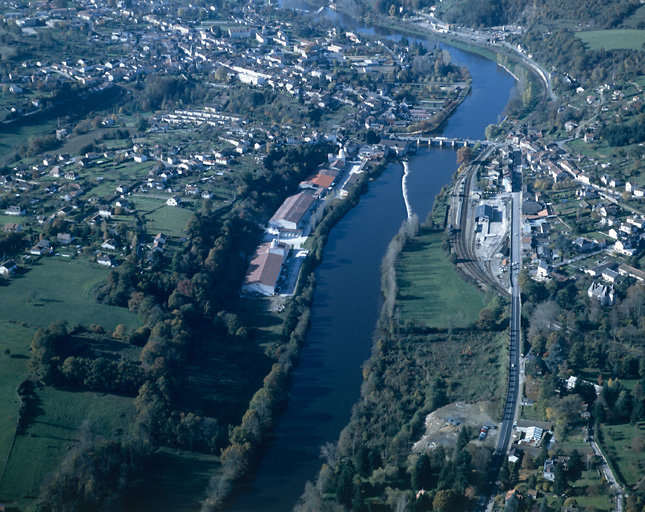 Vue aérienne depuis l'est en amont du pont.