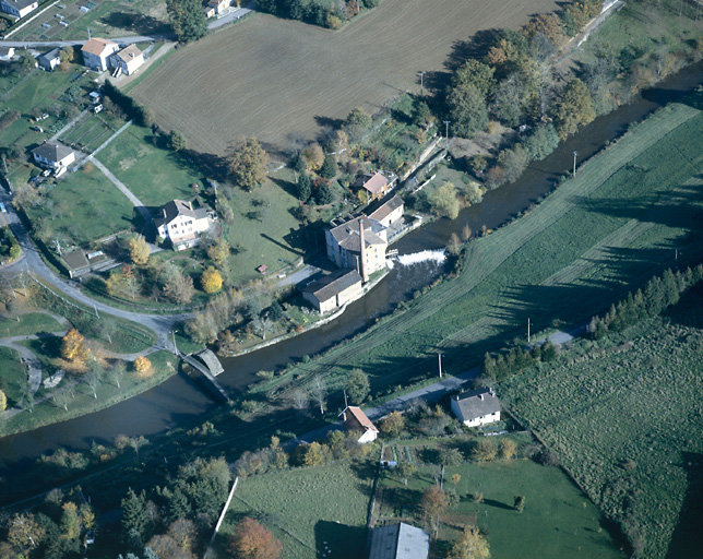 Vue aérienne depuis l'ouest montrant la vallée de l'Aixette : moulin de Malassert, passerelle et vieux pont.