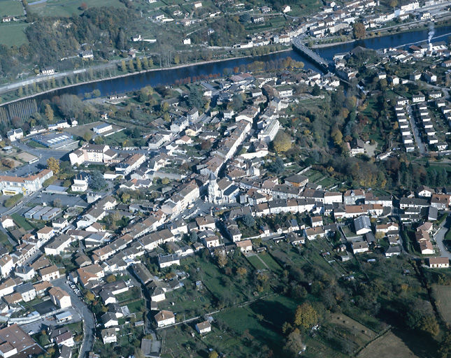 Vue aérienne d'ensemble prise depuis le sud-ouest.