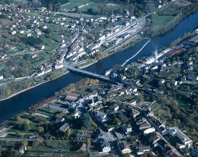 Vue aérienne prise depuis le sud-ouest, montrant le pont de la Vienne, l'usine KPCL et le quartier d'Outre-Vienne.