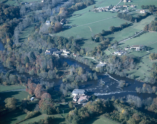 Vue aérienne de la vallée de la Vienne, au niveau du moulin du Daumail (commune de Saint-Priest-sous-Aixe), et des moulins de la Gabie (commune de Verneuil-sur-Vienne).