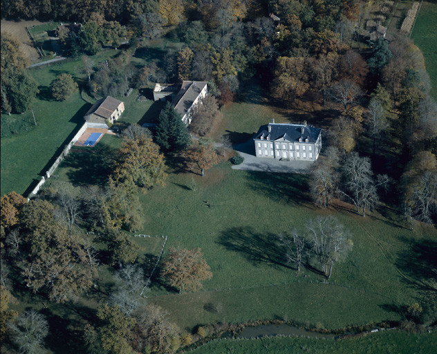 Vue aérienne depuis l'ouest.