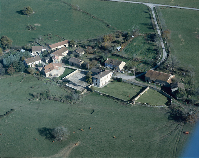 Vue aérienne du village de Bosmie depuis le sud-ouest.