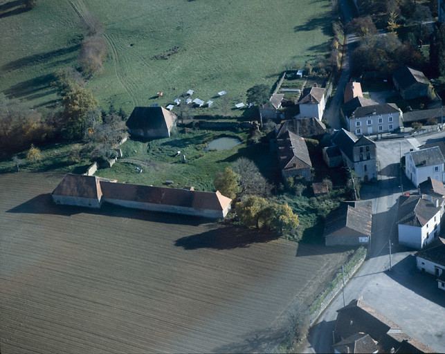 Vue aérienne depuis l'ouest.