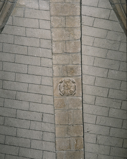 Détail d'une sculpture, en forme de cuir, ornant l'intrados d'un arc du vaisseau nord. Motifs sculptés difficilement identifiables (coquilles, bouquet, flamme ?).