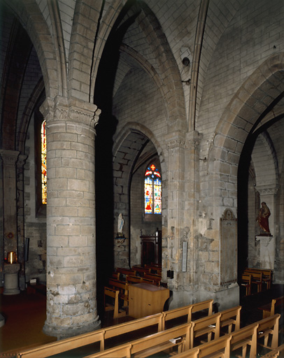 Vue intérieure, depuis le vaisseau central, de la partie est du vaisseau sud et de l'une des chapelles sud.