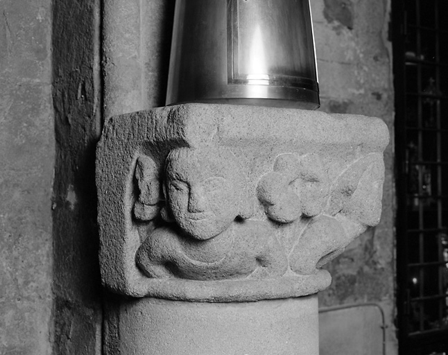 Chapiteau réemployé ornant le choeur. Provient certainement de l'ancienne église de Tarn.