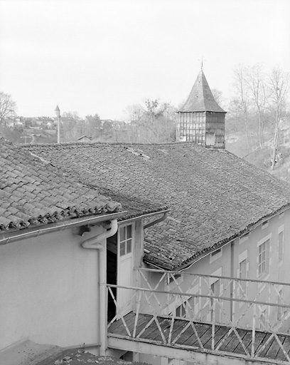 Bâtiment I ou atelier. Vue partielle de la passerelle et de la toiture avec son clocheton hexagonal.