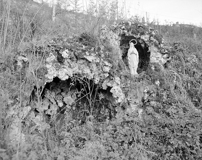 Grotte abritant la statue de Notre-Dame de Lourdes.