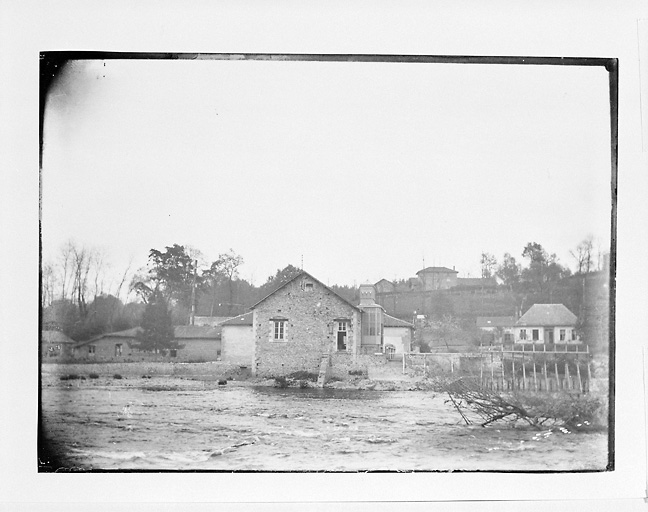 Moulins sur la Vienne. Moulin de Losmonerie. Vue partielle, derrière la centrale électrique, des anciens bâtiments de la cartonnerie et du moulin.