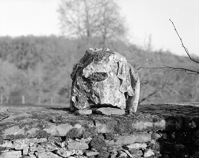 Vestige d'une statue conservé sur le mur de clôture du jardin du presbytère (dimensions h : 40, la : 40, pr : 24).