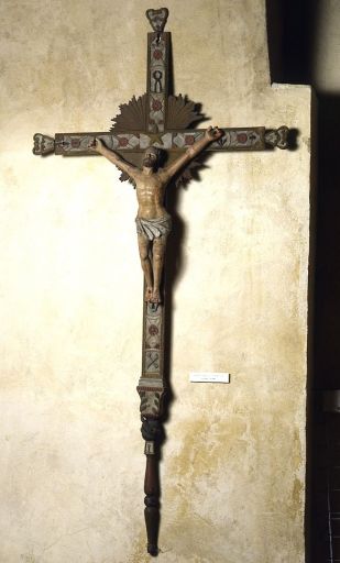 Croix de la Passion de la confrérie des pénitents blancs : Christ en croix