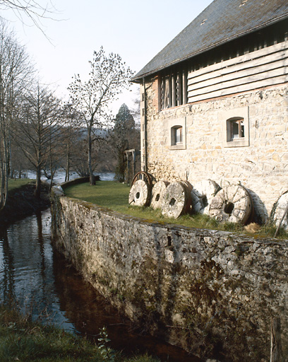 Bief, bâtiment avec aire de séchage à l'étage, et meules à broyer.