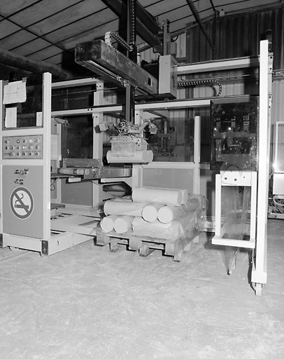 Bâtiment I. Intérieur. Atelier de désaérage. Mise automatique de boudins de pâte sur palettes.