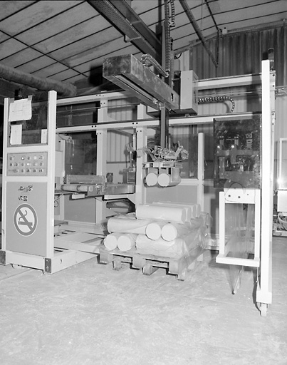 Bâtiment I. Intérieur. Atelier de désaérage. Mise automatique de boudins de pâte sur palettes.