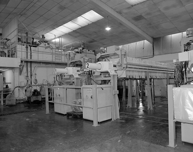 Bâtiment I ou atelier de filtre-presse et désaérage. Vue de deux filtres-presses.