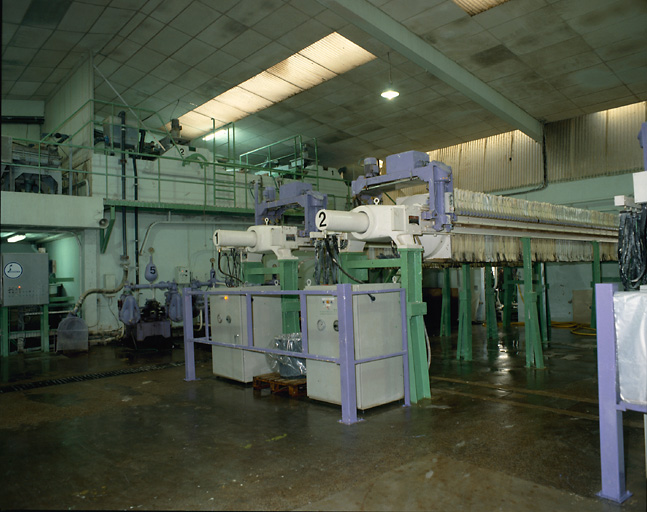 Bâtiment I ou atelier de filtre-presse et désaérage. Vue de deux filtres-presses.