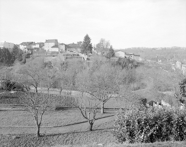 Vue partielle de la ville dominant la vallée de l'Aixette, depuis la rue Jeanne d'Albret située dans le quartier du Bourg-Neuf.