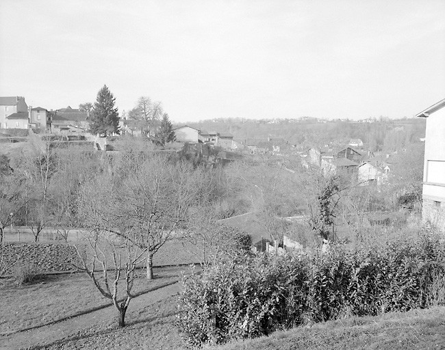 Vue partielle de la ville dominant la vallée de l'Aixette, depuis la rue Jeanne d'Albret située dans le quartier du Bourg-Neuf.