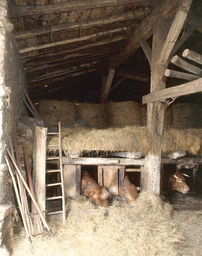 Intérieur de grange à poteaux.