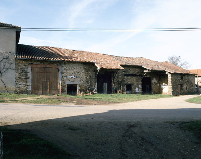 Vue d'ensemble de granges-étables avec auvent.