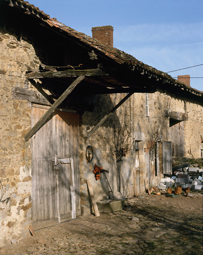 Détail d'un auvent de grange-étable situé à Chantelauve (côté ouest).