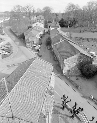 Vue d'ensemble du château du Villard et de la ferme depuis le clocher de l'église.