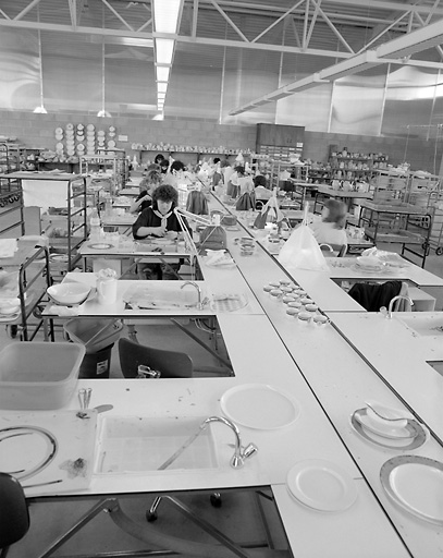 Vue d'ensemble de l'atelier de décoration.