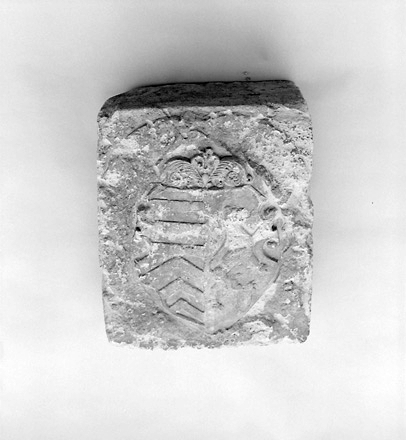 Pierre sculptée portant les armes de l'Ancienne Manufacture Royale et provenant de l'ancienne usine, située à Limoges.