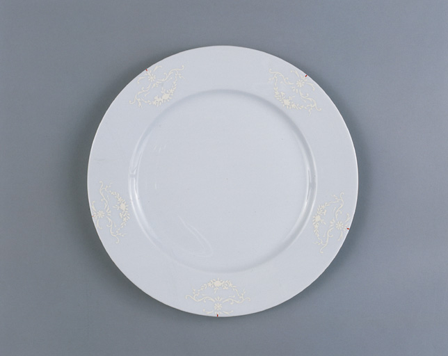 Assiette avec décor du 'blanc relief'.