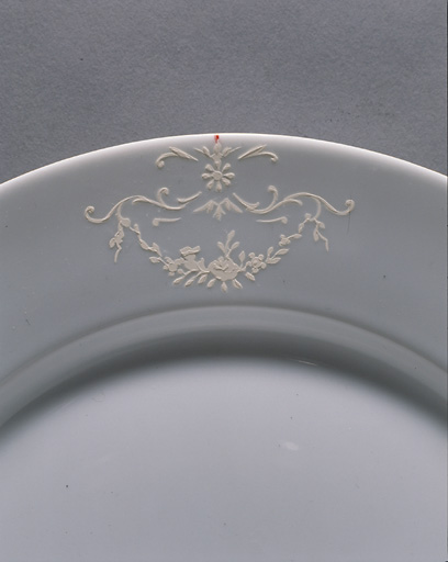 Assiette avec décor du 'blanc relief'. Détail.