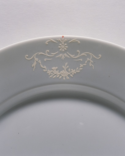 Assiette avec décor du 'blanc relief'. Détail.
