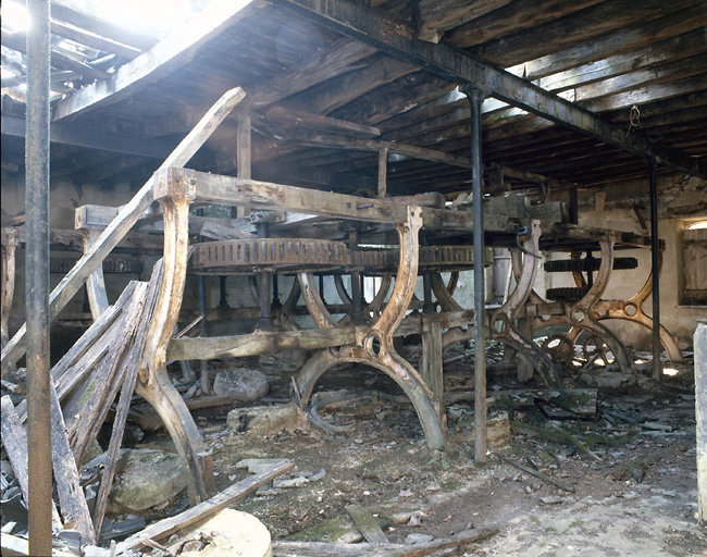 Intérieur. Vue d'ensemble du manège actionnant le mécanisme des meules (les tines).