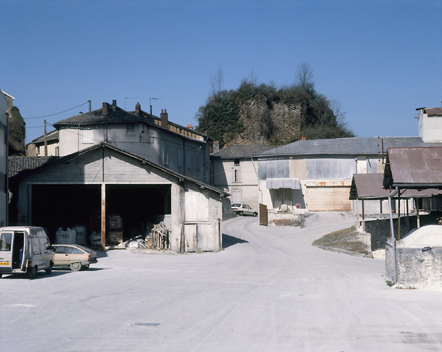 Vue des vestiges de la forteresse depuis la cour de l'usine KPCL, située à l'est.