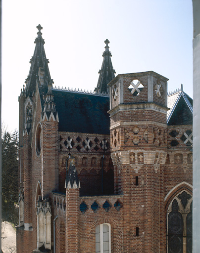 Détail extérieur du chevet et de la chapelle sud.