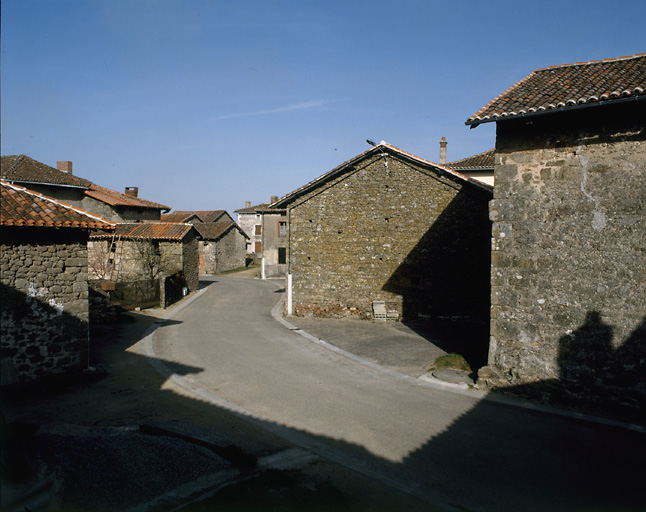 Ratterie. Vue d'ensemble de la rue du village depuis le sud.