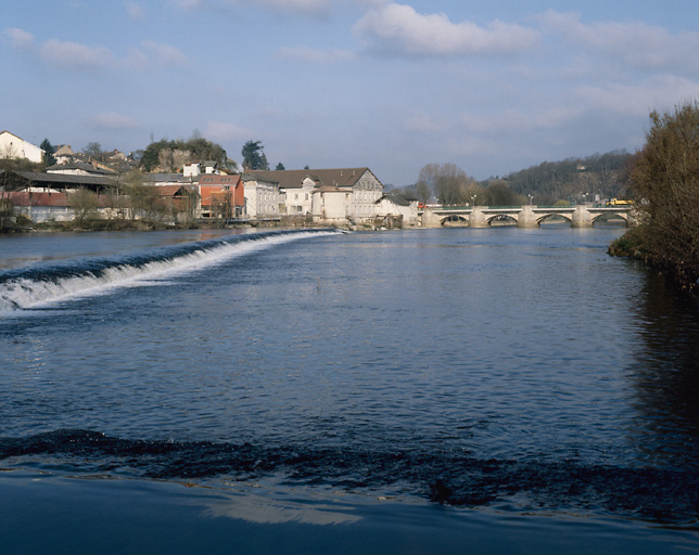 Vue du pont, de l'usine KPCL et de la forteresse.