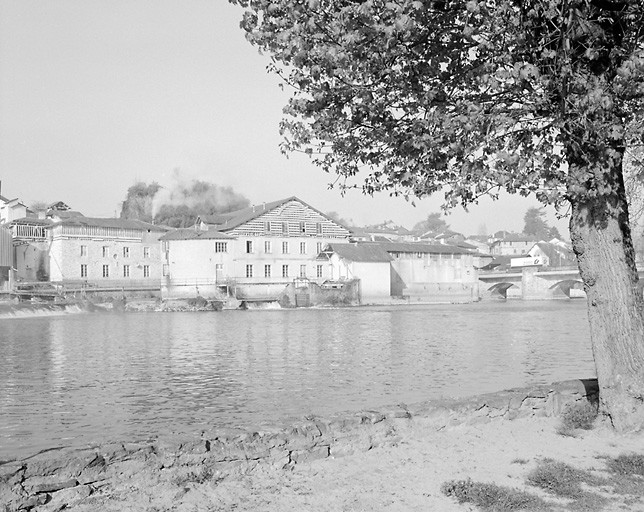 Vue d'ensemble depuis la rive droite de la Vienne.