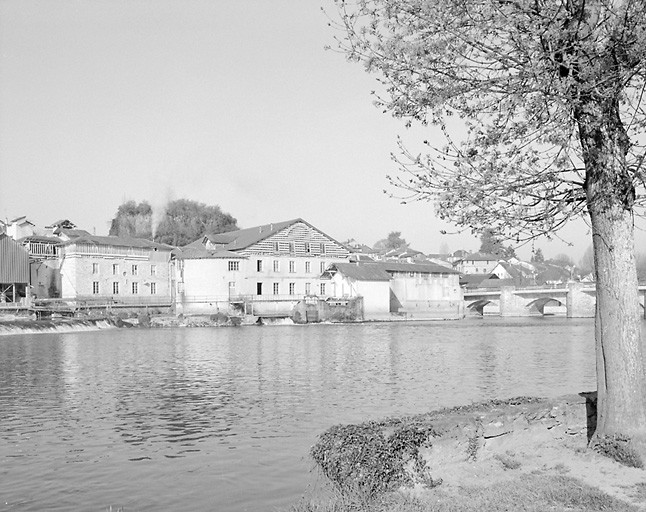 Vue rapprochée de l'usine, depuis la rive droite de la Vienne, en amont du pont.