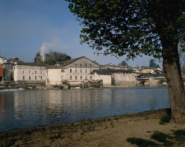 Vue d'ensemble de l'usine KPCL et de l'ancienne forteresse.