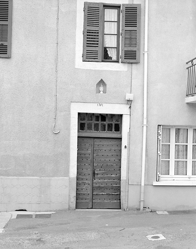 Séreilhac. Maison. Détail de l'élévation avec porte datée'1751' et surmontée d'une niche. Cadastre de 1981, section E1, parcelle 52, 53.