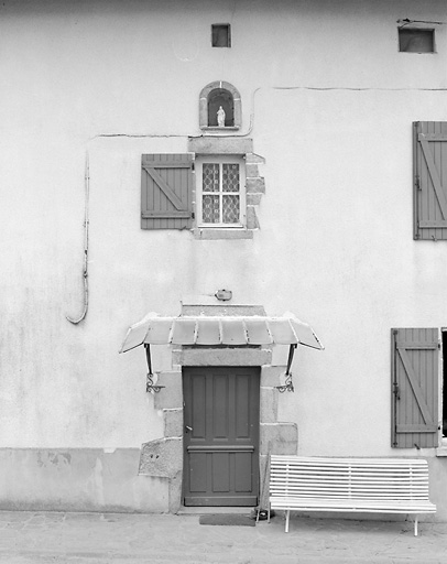 La Chauzadie. Logis de ferme. Détail de la travée centrale ornée d'une niche. Cadastre de 1981, section ZR, parcelle82.