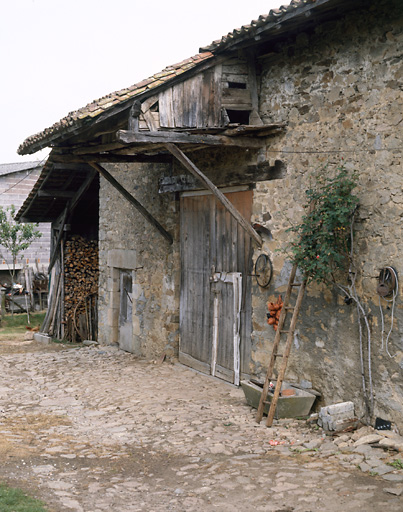 Détail d'un auvent de porte de grange aménagé en pigeonnier à Chantelauve.